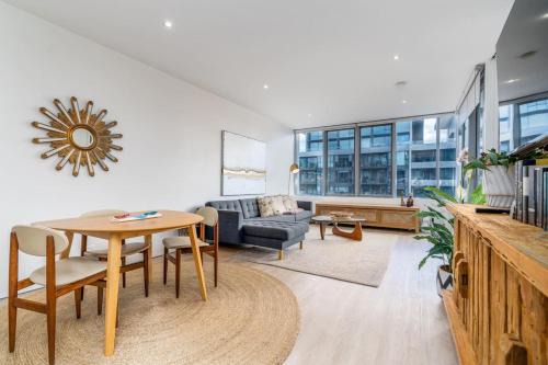 Kingston Apartamento | Superbly Convenient Lakefront View Apt - Hosted by Canstay