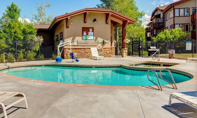 Kimball Junction Condominio | Superbly Updated Condo with Mountain Views, Shared Pool, Hot Tub, Walking Paths