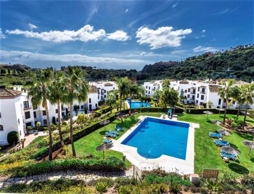 Benahavis Apartamento | Superior 3BR GolfLA Apartment Minutes from Puerto Banus & Marbella
