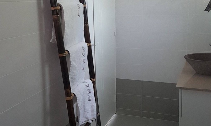 Saint-Francois Cabaña | Gîte-Coccinelle-Premium-Baño con bañera-Vista a la Piscina