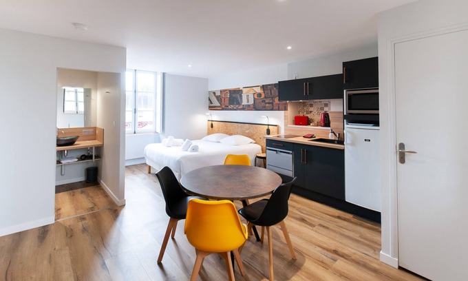 Malicorne-sur-Sarthe Apartamento | Appart Sup 4 pers-Apartamento-Baño con ducha-Vista a la Ciudad
