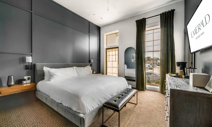 The Point Apartamento | Superior King Room at The Emerald