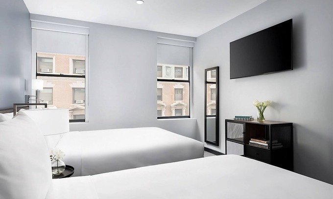 Central New York City Apartamento | Superior Two Full Beds Room at OYO Hotel Times Square