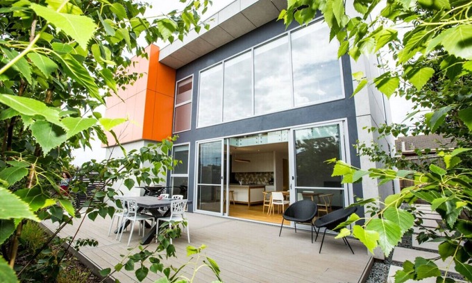 Warrnambool Casa | Superorange limpio y brillante
