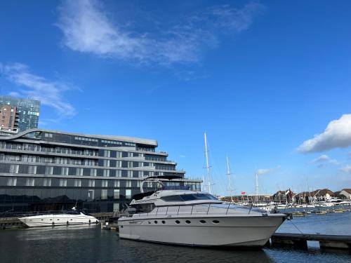 Southampton City Centre Alquiler De Eote | SUPERYACHT ON TOWN QUAY MARINA, SOUTHAMPTON - Very close to city centre and cruise terminals - free parking included