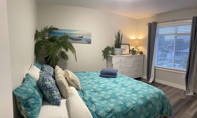 South Central Casa | SUPREME LOCATION, Right Downtown Walk to Beaches & Restaurants. Tranquil Patio