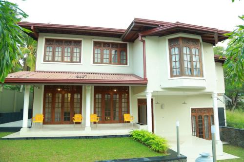 Thalawatugoda Cama Y Desayuno | Supreme Serenity Villa