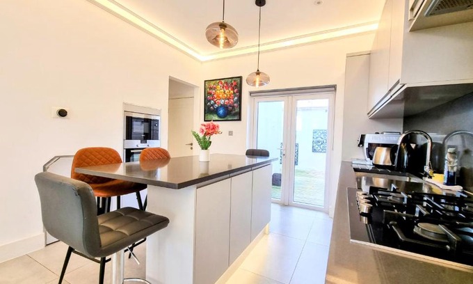 Berrylands Casa | Surbiton Luxury Garden House 19