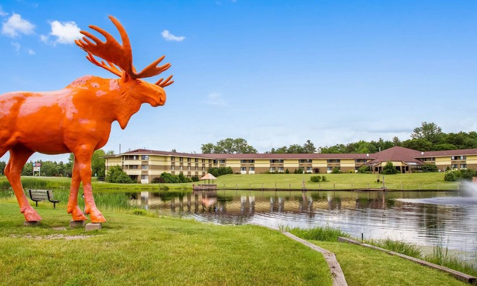 Black River Falls Hotel | SureStay Plus Hotel by Best Western Black River Falls
