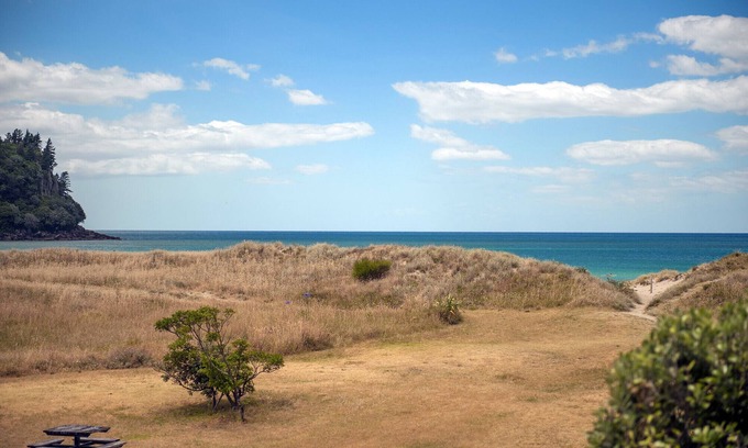 Whangamata Cabaña | Vistas de la playa de surf - Whangamata Holiday Home