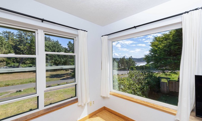 Otter Rock Casa | Surf Break Beach House | 3-Min Walk to Beach | 3BR