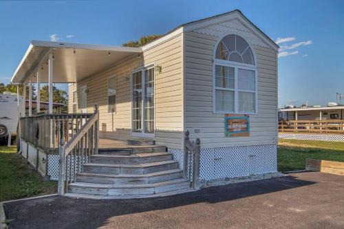Holly Ridge Casa | Surf City 2BR Model Home with Pool and Boat Ramp Access