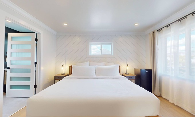 North End Hotel | Surf Club - King Bed, 2 Mins to OC Beach & POOL