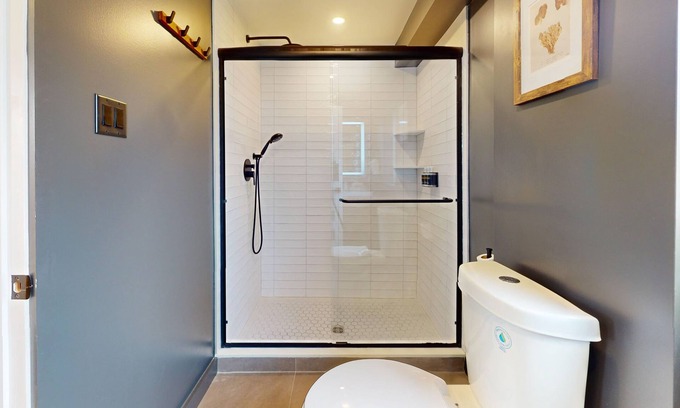 North End Hotel | Surf Club - King Bed, 2 Mins to OC Beach & POOL