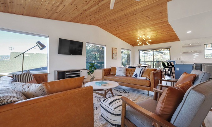 Oak Shores Casa | Surf Shack at Lake Nacimiento with Private Slip!