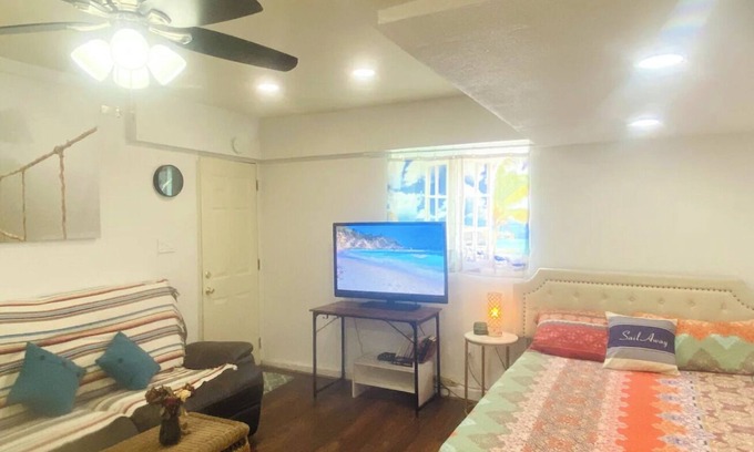 Huntington Beach Cabaña | Surf Shack! Cozy charming hidden gem by Ocean