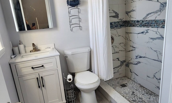 Queens Apartamento | Surfer's Paradise 2 blocks from the beach in NYC with shared fenced-in backyard.