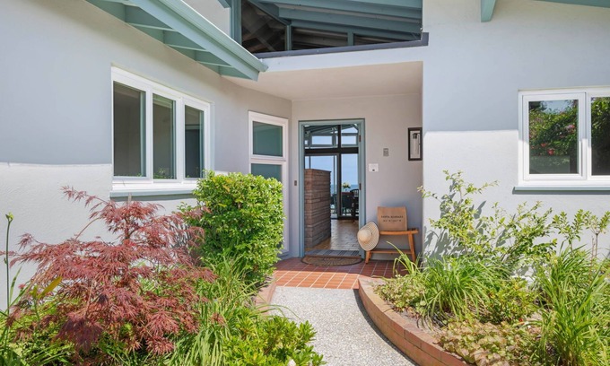 East Mesa Casa | Surfers Paradise - The Ultimate Ocean View Above Shoreline Drive