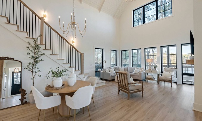 Houston Casa | Surfing on Smith Lake ~ family-friendly & pet friendly lakehouse with hot tub