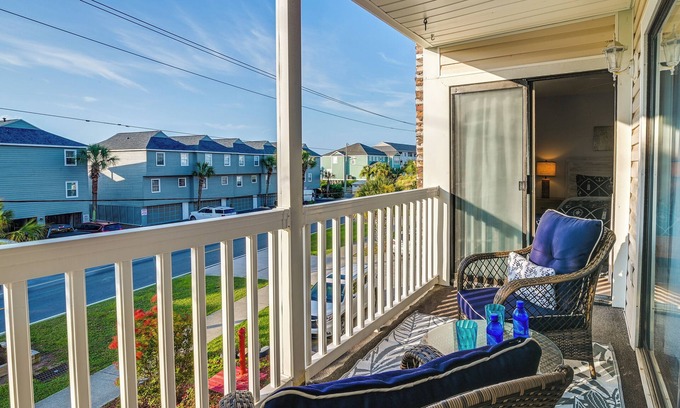 Long Bay Estates Condominio | Surfside Beach Condo w/ Ocean Access & Balcony!