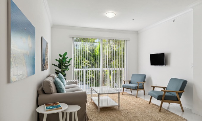 Surfside Apartamento | Surfside Retreat: 1BR Work-From-Home Oasis