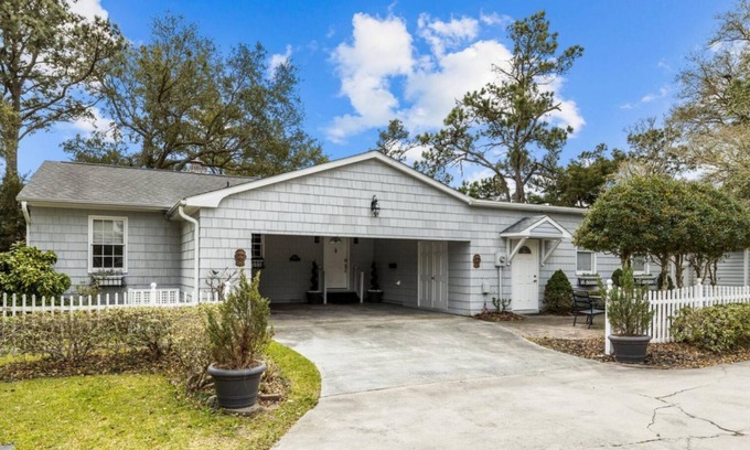 Newport Cabaña | Surrey Cottage