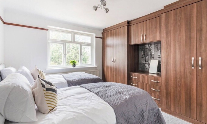 Coulsdon West Casa | Surrey Stays - 4 bedroom house, 2 bathrooms, Close to Gatwick
