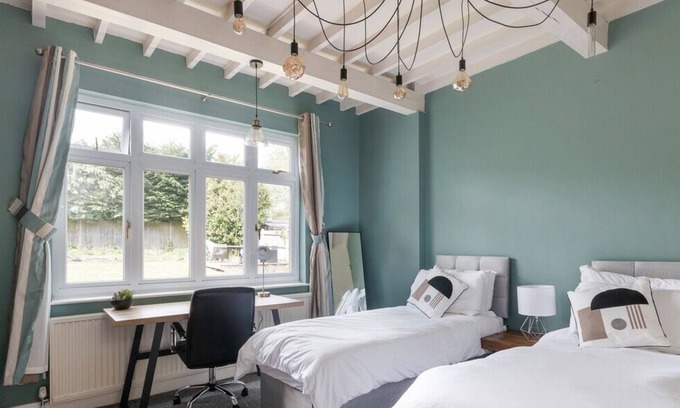 Coulsdon West Casa | Surrey Stays - 5 bed house - close to Gatwick Airport