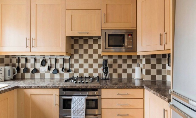 Redhill Casa | Surrey Stays - 2 parking spaces, 8 mins to Gatwick Airport