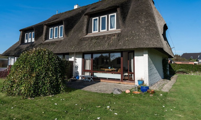 Kleinmorsum Casa | Surrounded by a large garden, the thatched roof house also impresses on the inside