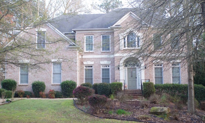 Fairburn Casa | Surrounded by five lakes, walking trails, hiking, volleyball and a playground!