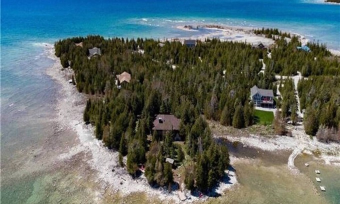 Miller Lake Cabaña | Surrounded by water, w/ hot tub & lounges
