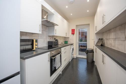 Portswood Casa | Sutton Cottage - 4BR 2Bath House Up to 9 Guests - Smart TV - Huge Bedrooms - Ideal for Contractors