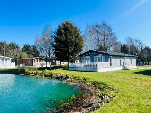 Allerthorpe Cabina | Sutton Lodge with Hot Tub