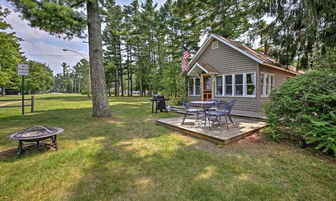 Suttons Bay Casa | Suttons Bay Bayview Cottage with Deck and Gas Grill!
