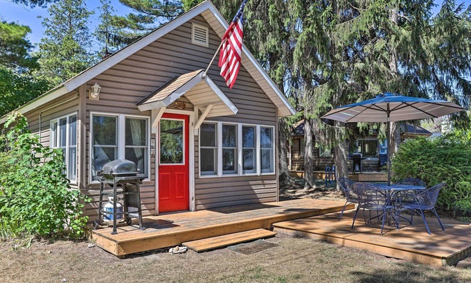 Suttons Bay Cabaña | 'Bayview Cottage' Suttons Bay Cottage w / Fire Pit!