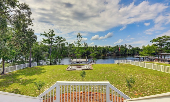 Fanning Springs Casa | Suwannee River Retreat: Dock & Screened Porch!