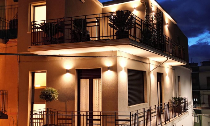 Bronte Apartamento | SVR PALACE BRONTE CITTA' DEL PISTACCHIO ETNA, ACCOGLIENTE PALAZZETTO 3 CASE