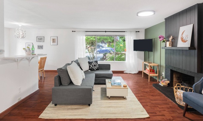 Cedar Hills Casa | SW Portland Retreat, Full amenities, kitchen + W/D