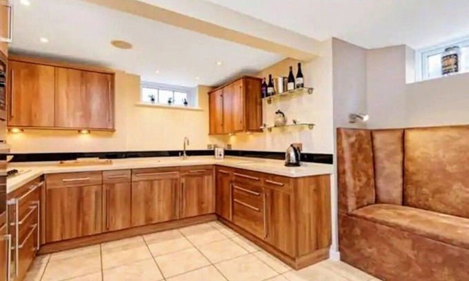 Wimbledon Park Casa | SW19 Rate frm £350pn Min stay applies professional holiday let T&C’s apply