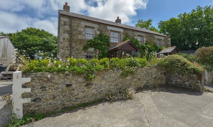 St. Martin Cabaña | SWALLOW COTTAGE, pet friendly, with open fire in Mawgan-In-Meneage