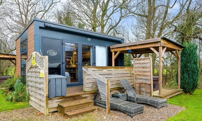 Calthwaite Cabaña | SWALLOW, pet friendly, with hot tub in Armathwaite