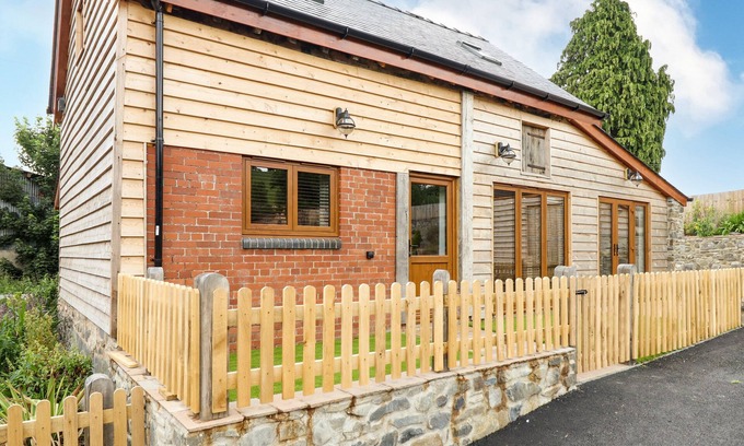 Montgomery Cabaña | SWALLOWS REST, pet friendly, luxury holiday cottage in Montgomery