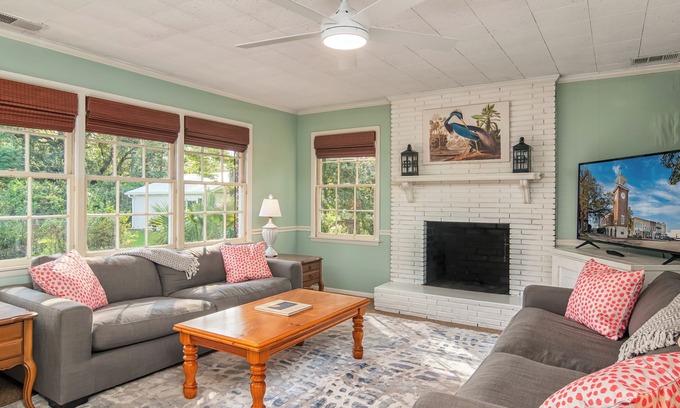 Georgetown Casa | Swamp Fox Retreat in Historic Willowbank Neighborhood.15 minutes to PI.