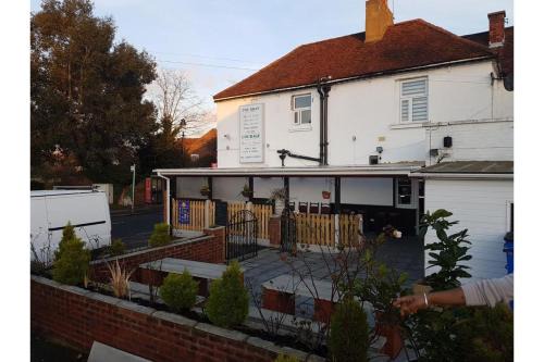 Stanwell Hotel | Swan Inn, Heathrow Airport