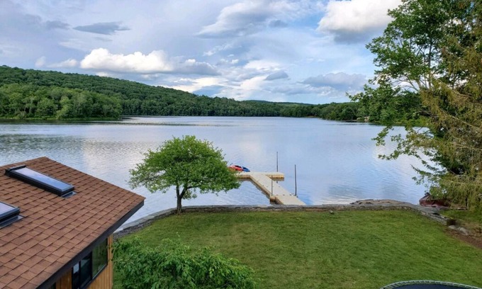Swan Lake Casa | Swan Lake paradise with amenities galore