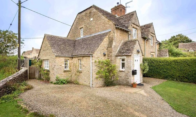 Southrop Cabaña | SWAN VIEW, pet friendly, with open fire in Southrop