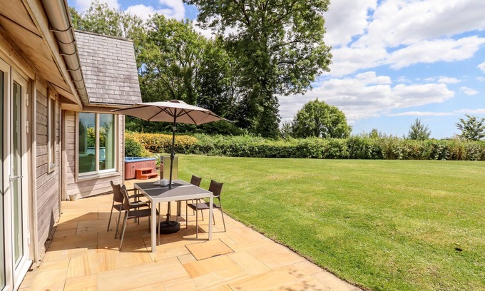 Eleighwater Cabaña | SWANDOWN, 12 KITTWHISTLE, family friendly in Cricket St. Thomas