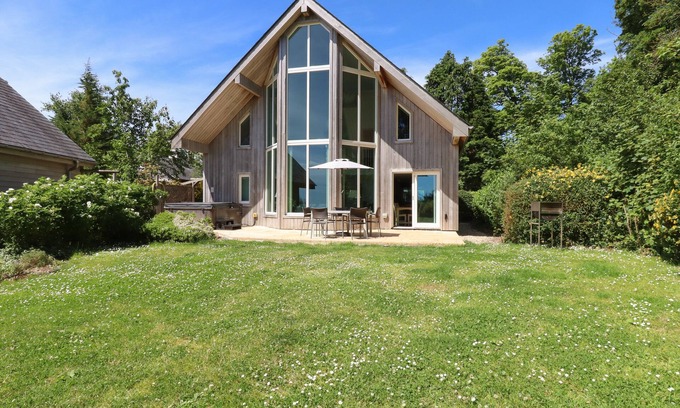 Eleighwater Cabaña | SWANDOWN, 12A GOLDENHAYE, romantic, with pool in Cricket St. Thomas