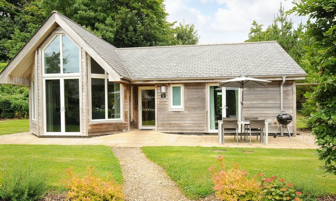 Eleighwater Cabaña | SWANDOWN, 3 BLACKDOWN, pet friendly, with pool in Cricket St. Thomas